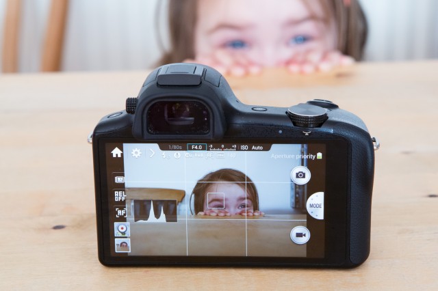 Samsung Galaxy NX huge 12cm screen